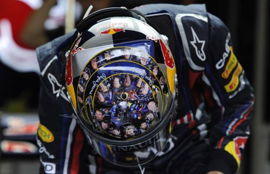 GP Gran Bretagna 2011, altro omaggio alla squadra: i volti degli uomini del box. Reuters